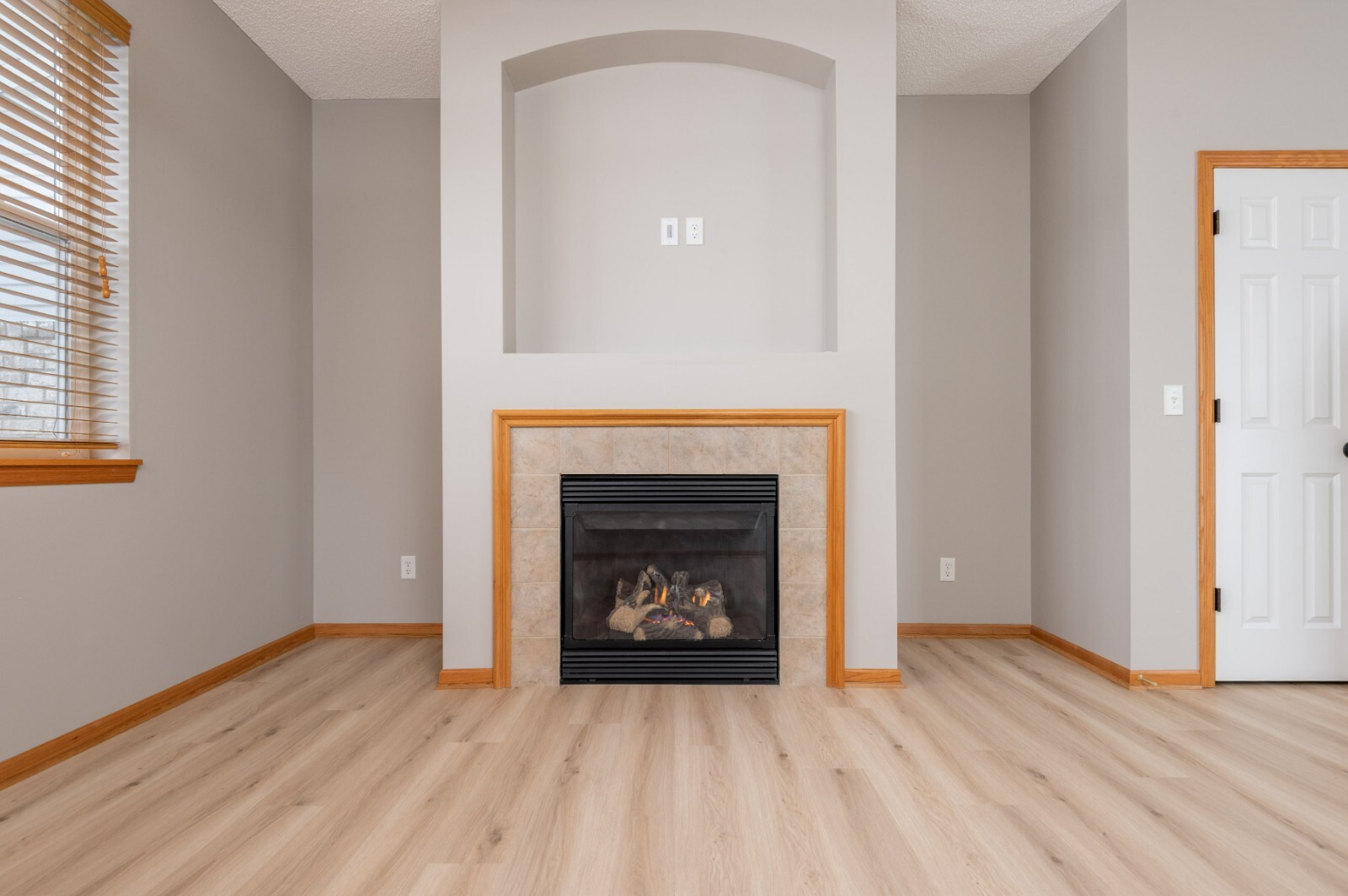 8 mm Lille Luxury Vinyl WPC Plank With IXPE Rubber Pad Sample