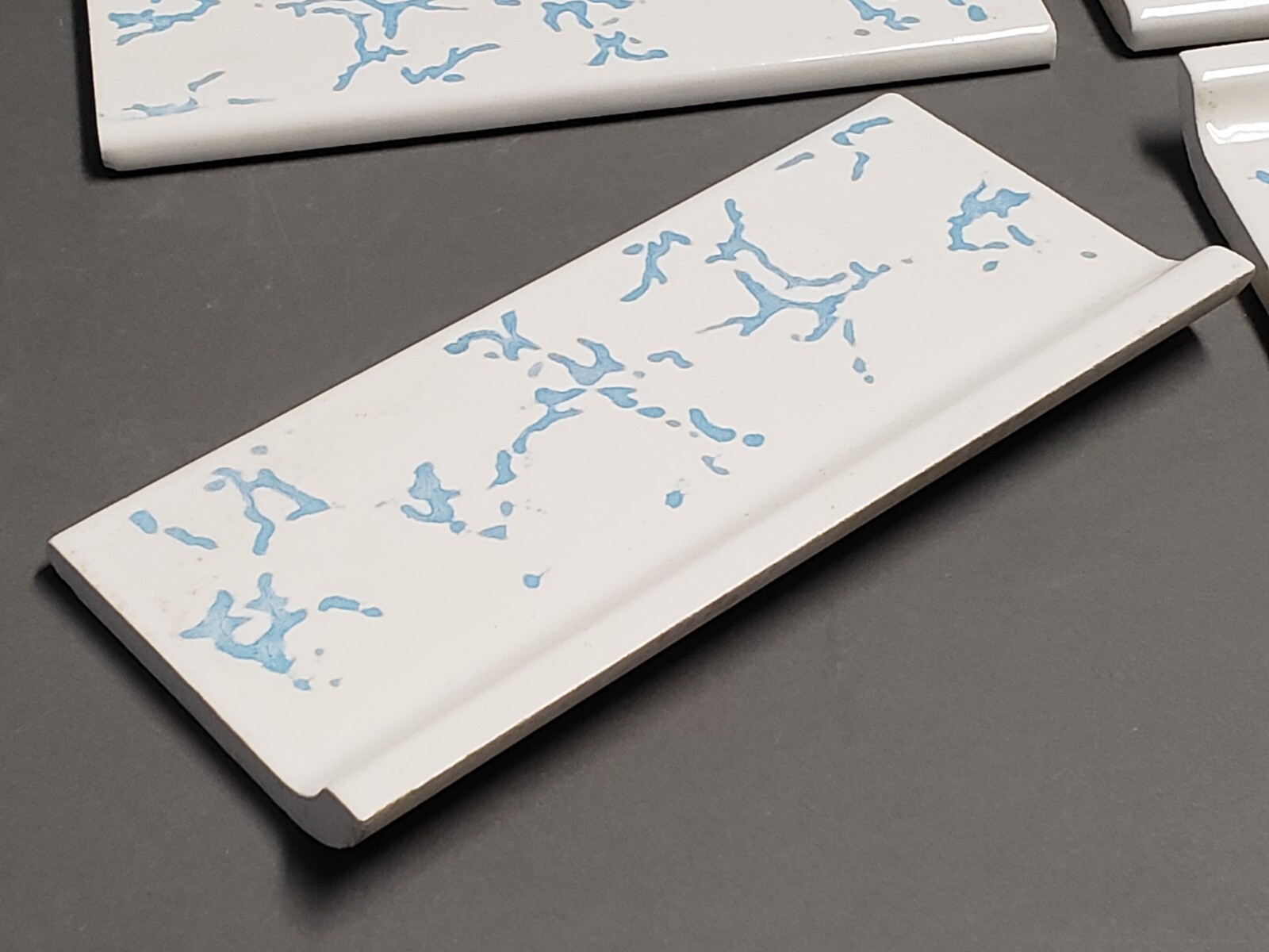 Vtg 4 Ceramic Tiles – Gloss White w/Blue Veins Cove Edge Wide 6 1/8″ x 4″ NEW