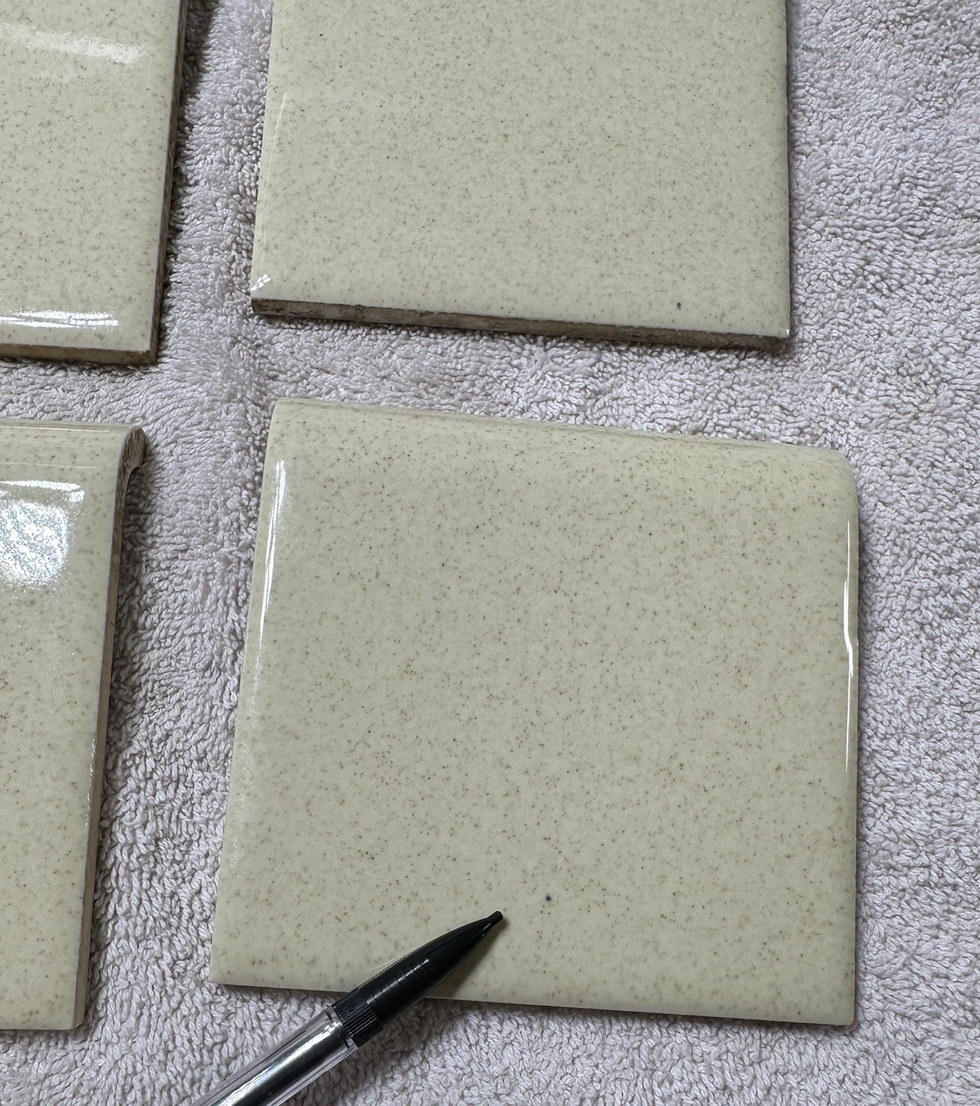1 pc. Oatmeal: Glossy Ceramic Radius Bullnose tile 4-3/8″ Speckled Beige Defects