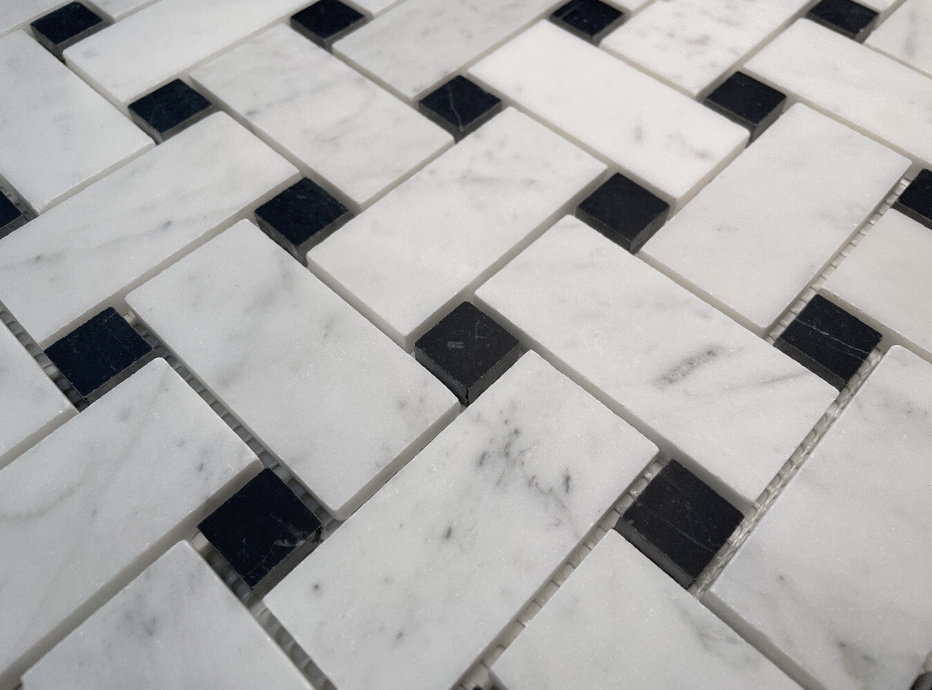 C65L1XH Carrara White Marble Wide Basketweave Mosaic Tile Black dots Honed