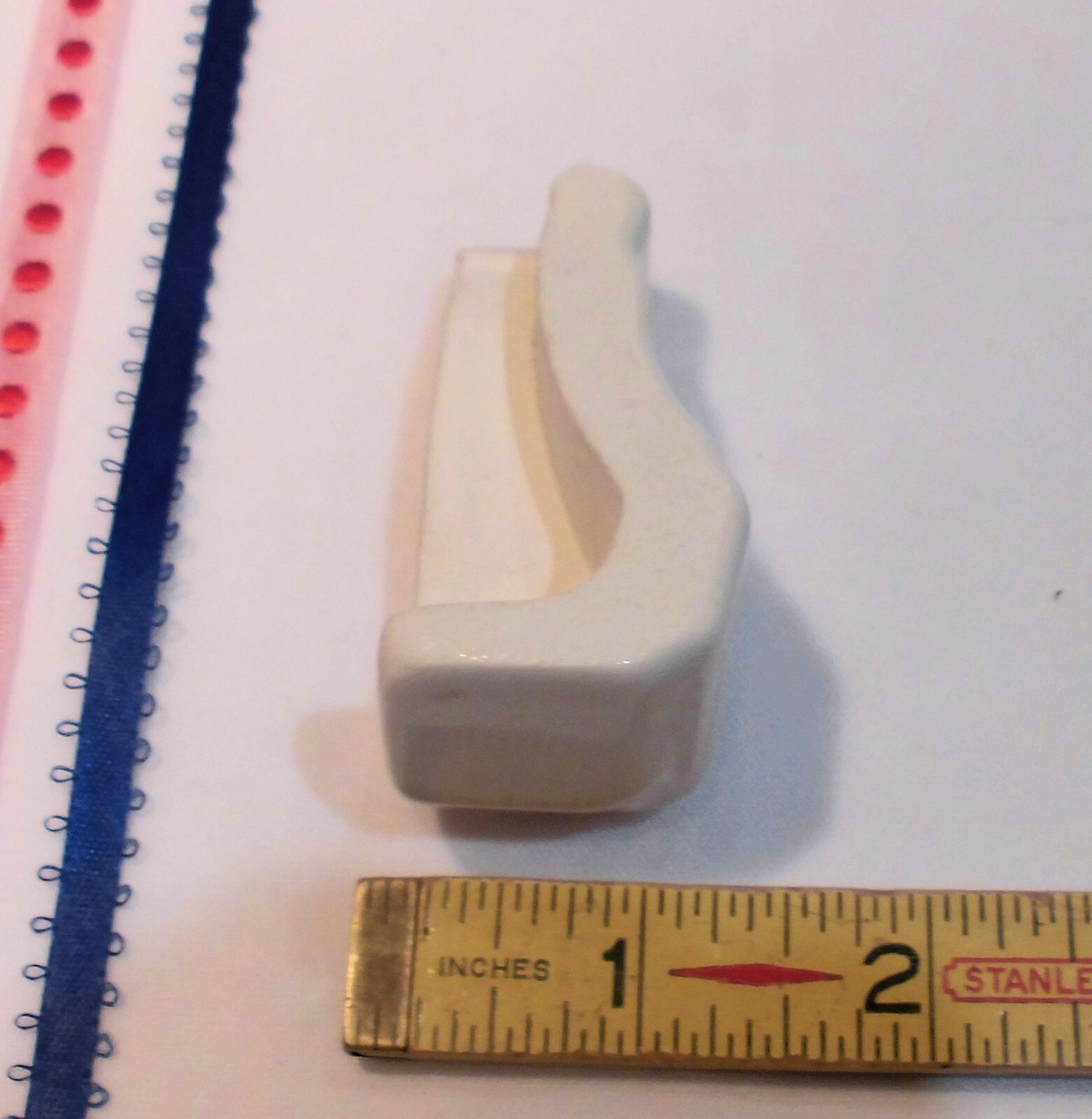 Biscuit Ceramic Chair Rail Tile 2-1/2″ X 1″ Corner #22SRACN1P2 American Olean
