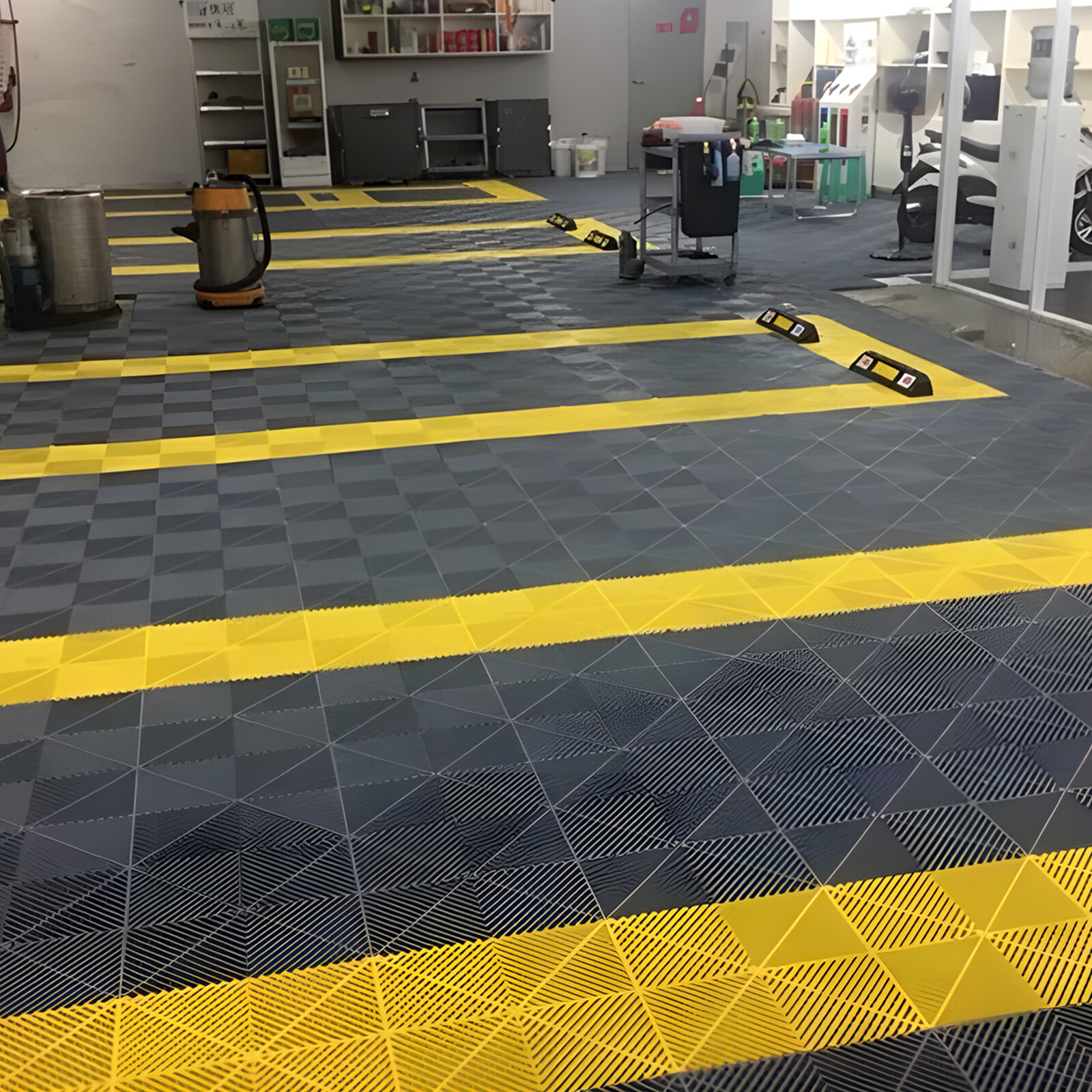 20/25/34 Pack Interlocking Garage Floor Tiles Vented Water Drainage 15.7″x15.7″