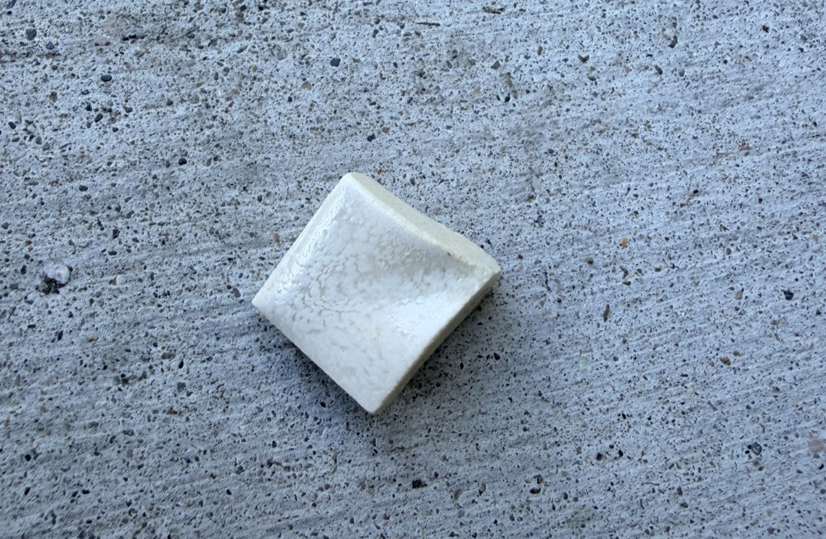 1 PC ONLY – American Olean Crystalline Almond 387 Quarter Round Inside Corner