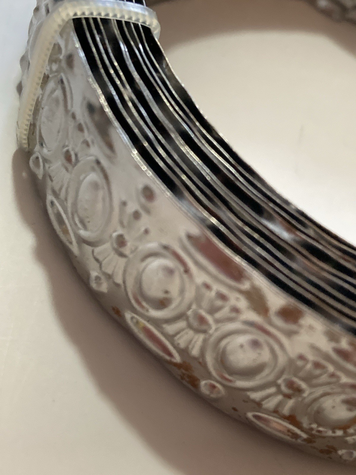 Craft Metal Filigree Embossed Trim 3/4″ Oval Closed Center Silvertone 3Y