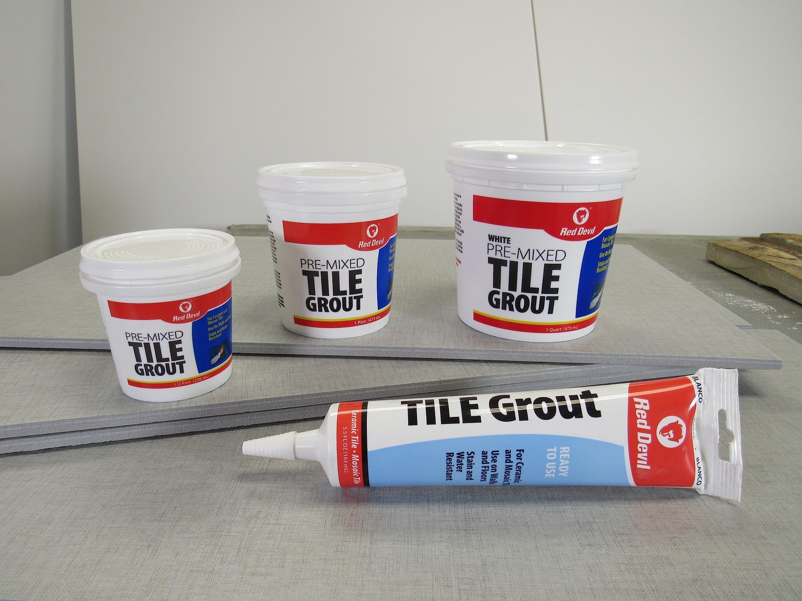 Red Devil 0425 Pre-Mixed Tile Grout – Professional Quality, 5.5 oz, White