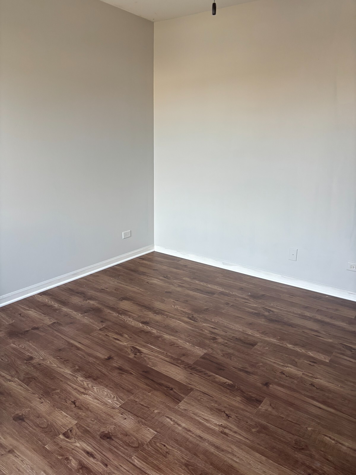VINYL PLANK FLOORING CLICK . 5MM X 20MIL . LIFETIME WARRANTY-PECAN. 24 SQFT/BOX