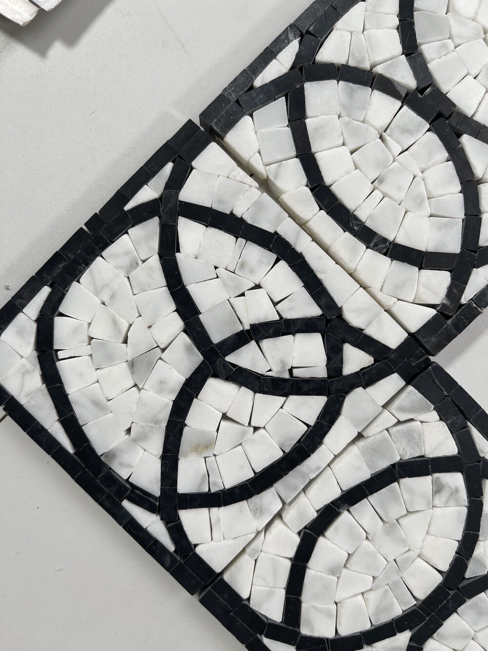 B0103P Eternal Rings Mosaic Border Carrara White Black Marble Listello Tile