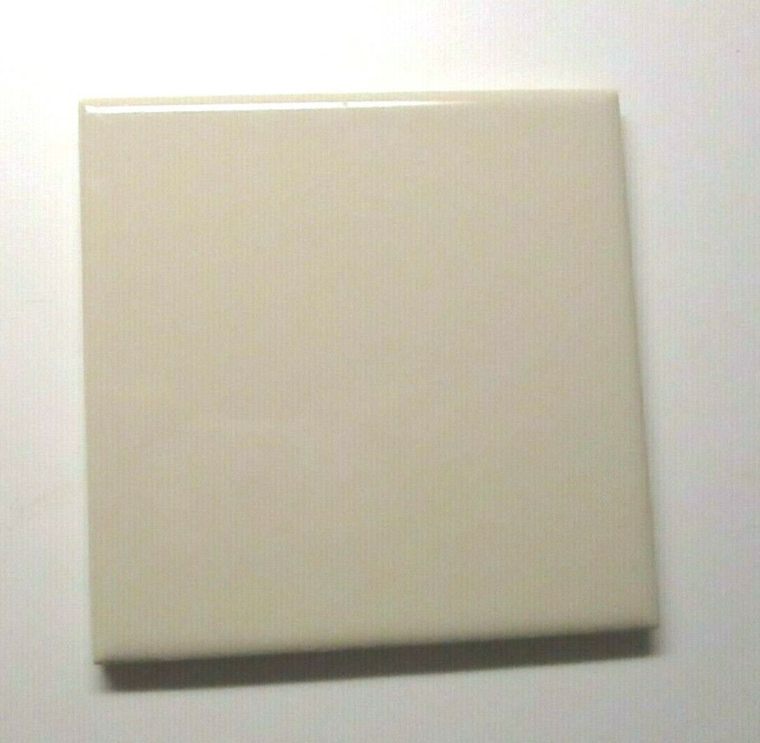 1 Wall Tile Florida USA FT 4-3/8″ Sq 1980s Ceramic Gloss Parchment Beige Vintage