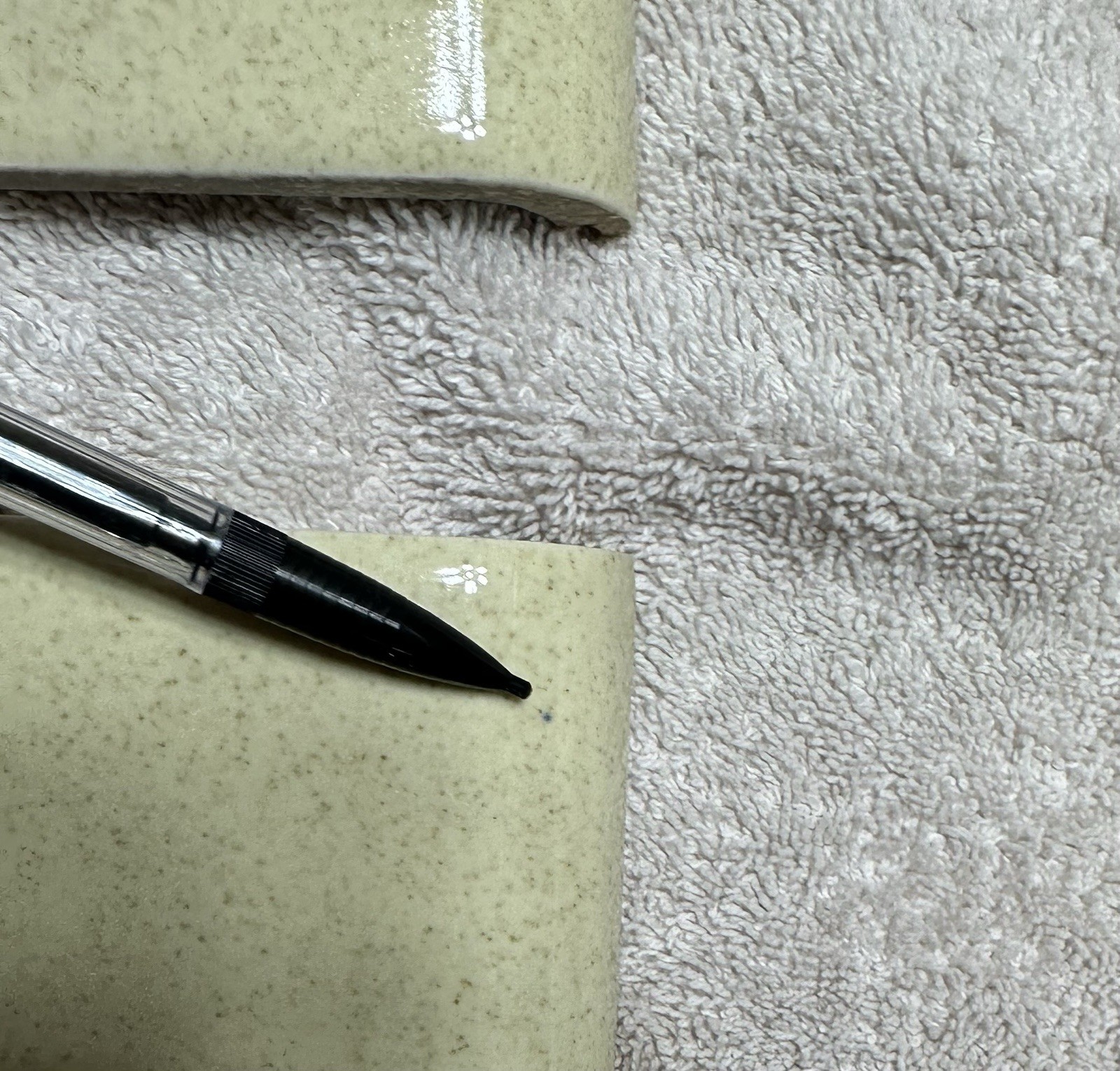 1 pc. Oatmeal: Glossy Ceramic Radius Bullnose tile 4-3/8″ Speckled Beige Defects