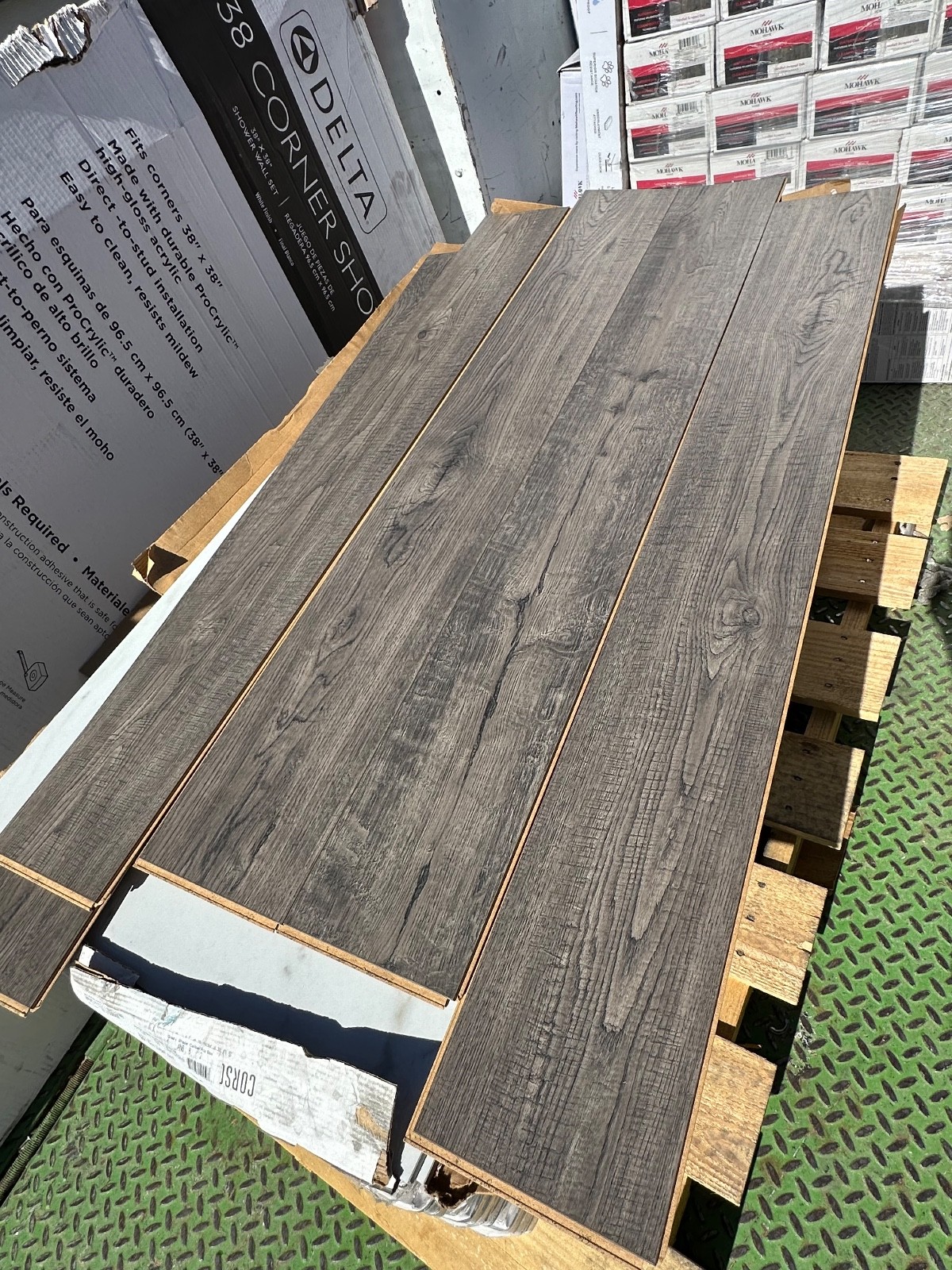 70 cs pallet Landfall Scraped Oak Mohawk Laminate Flooring, 18.14 Sf cs
