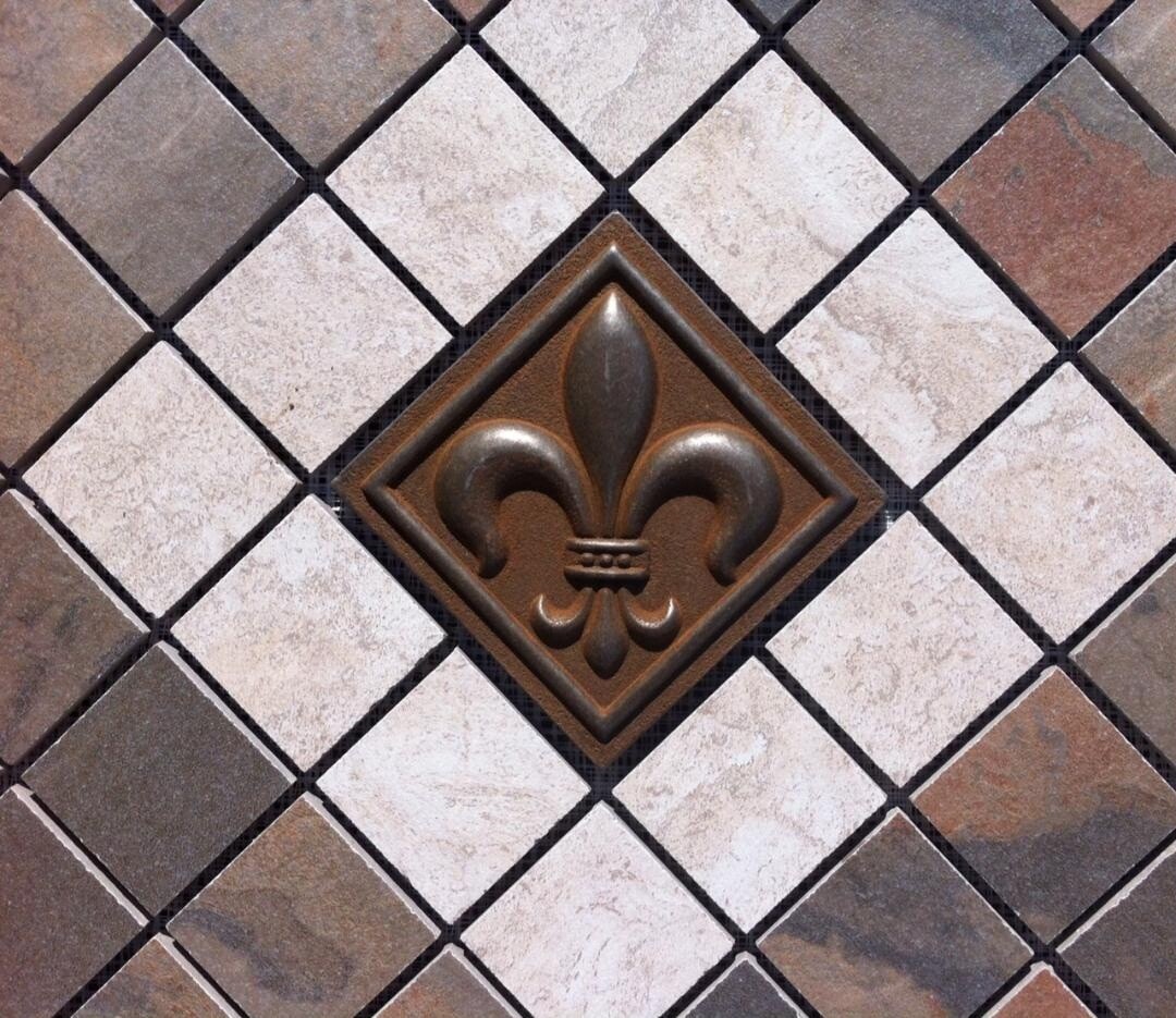 21 1/2″ X 21 1/2″ Tile Medallion Mohawk Vintage Cleft tile & accent piece