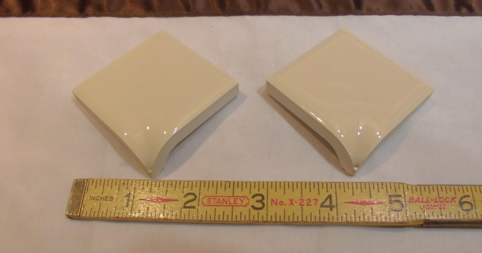 2 pcs. Glossy *Tan* Daltile #137 Canvas… Ceramic bullnose inside corner tile