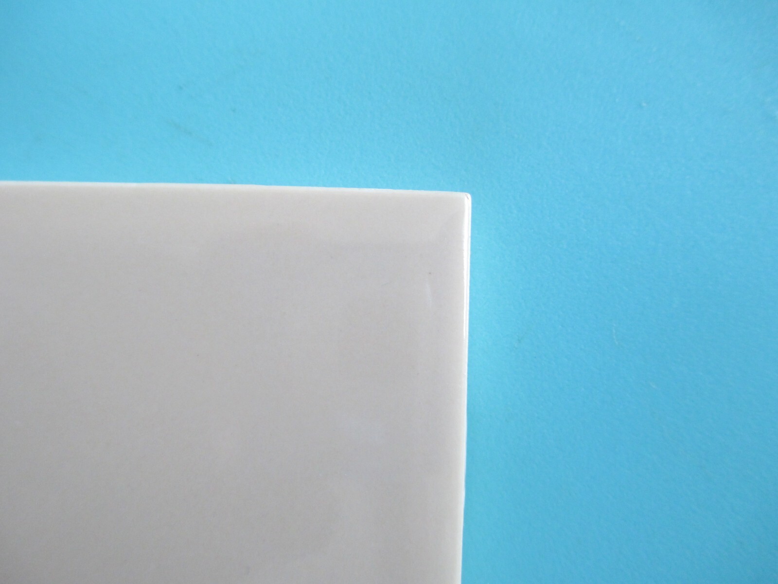 VINTAGE LIGHT TAN GLOSS CERAMIC SQUARE WALL TILE 4 1/4″ X 4 1/4″