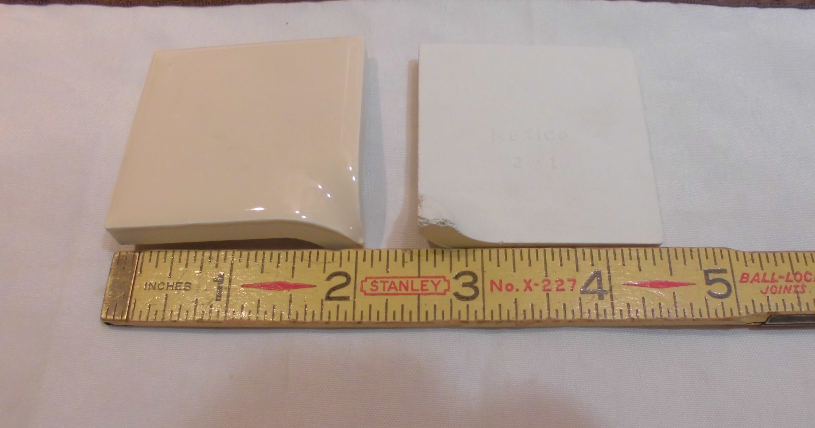 2 pcs. Glossy *Tan* Daltile #137 Canvas… Ceramic bullnose inside corner tile